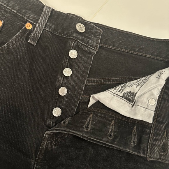 501 Levis Mid Thigh Short in Lunar Black - Picture 5 of 5